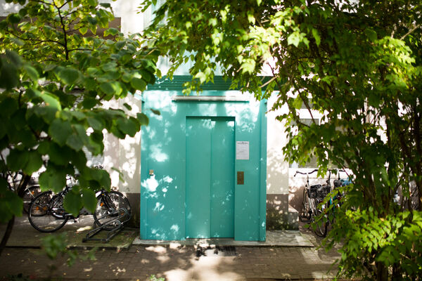 Fahrstuhl zum Dachgeschoss - Berlin-Charlottenburg - Neue Kantstraße 25